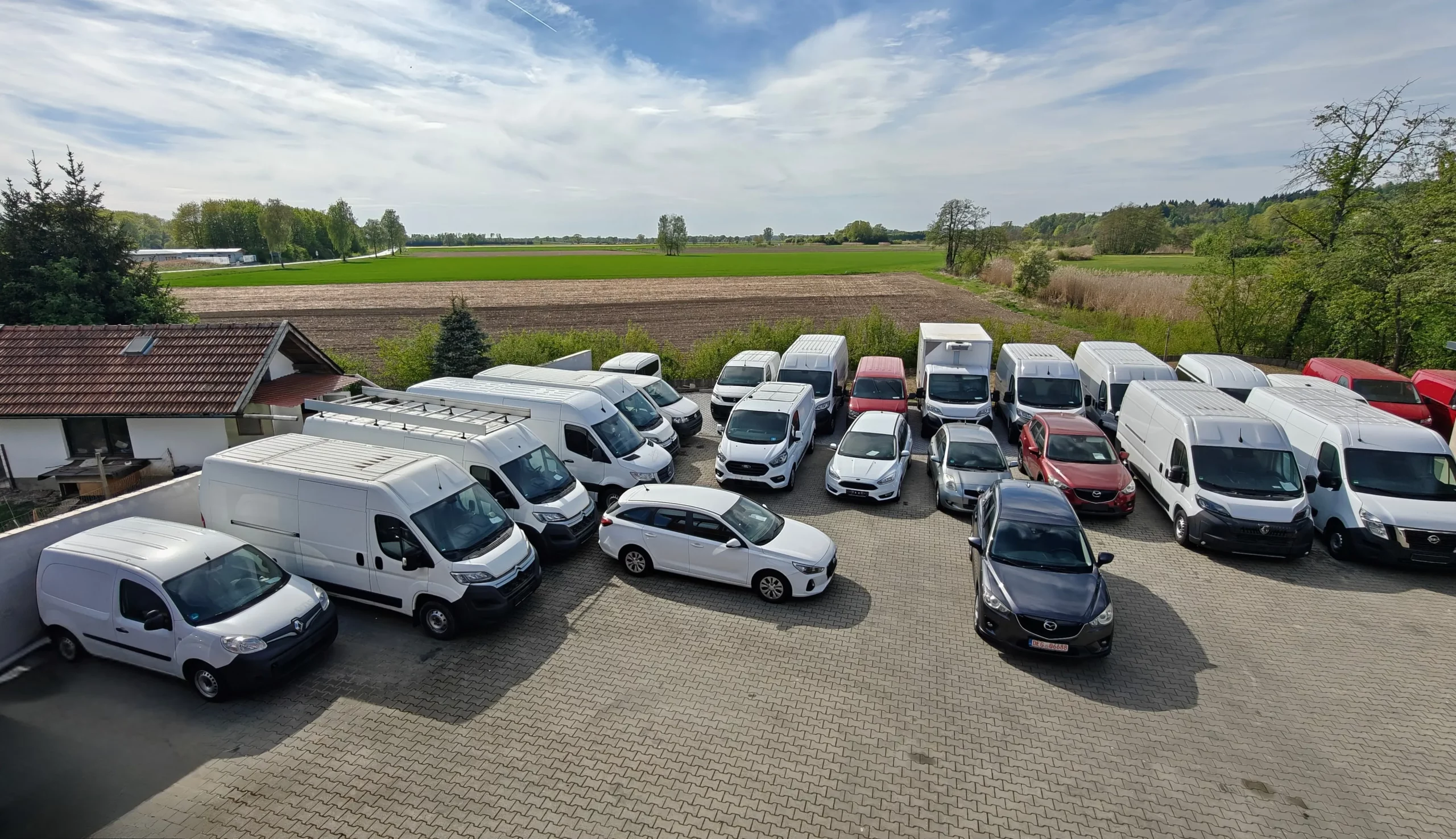 Aussenansicht Automobile Lipp in Metten bei Deggendorf